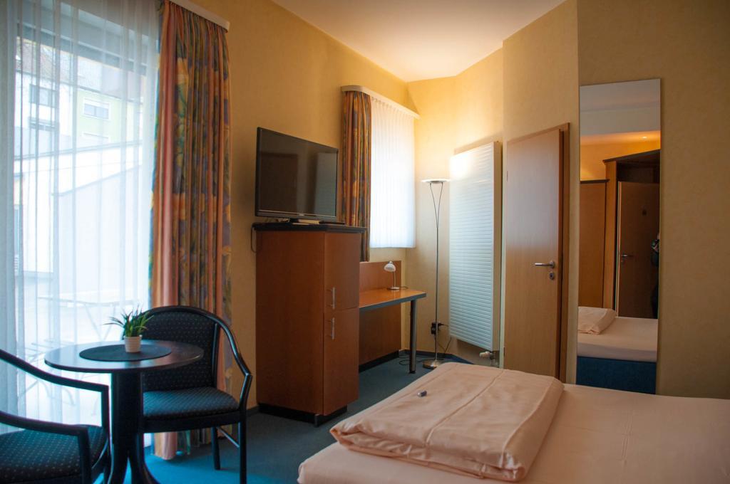 Hotel Stadt Puettlingen Exterior foto
